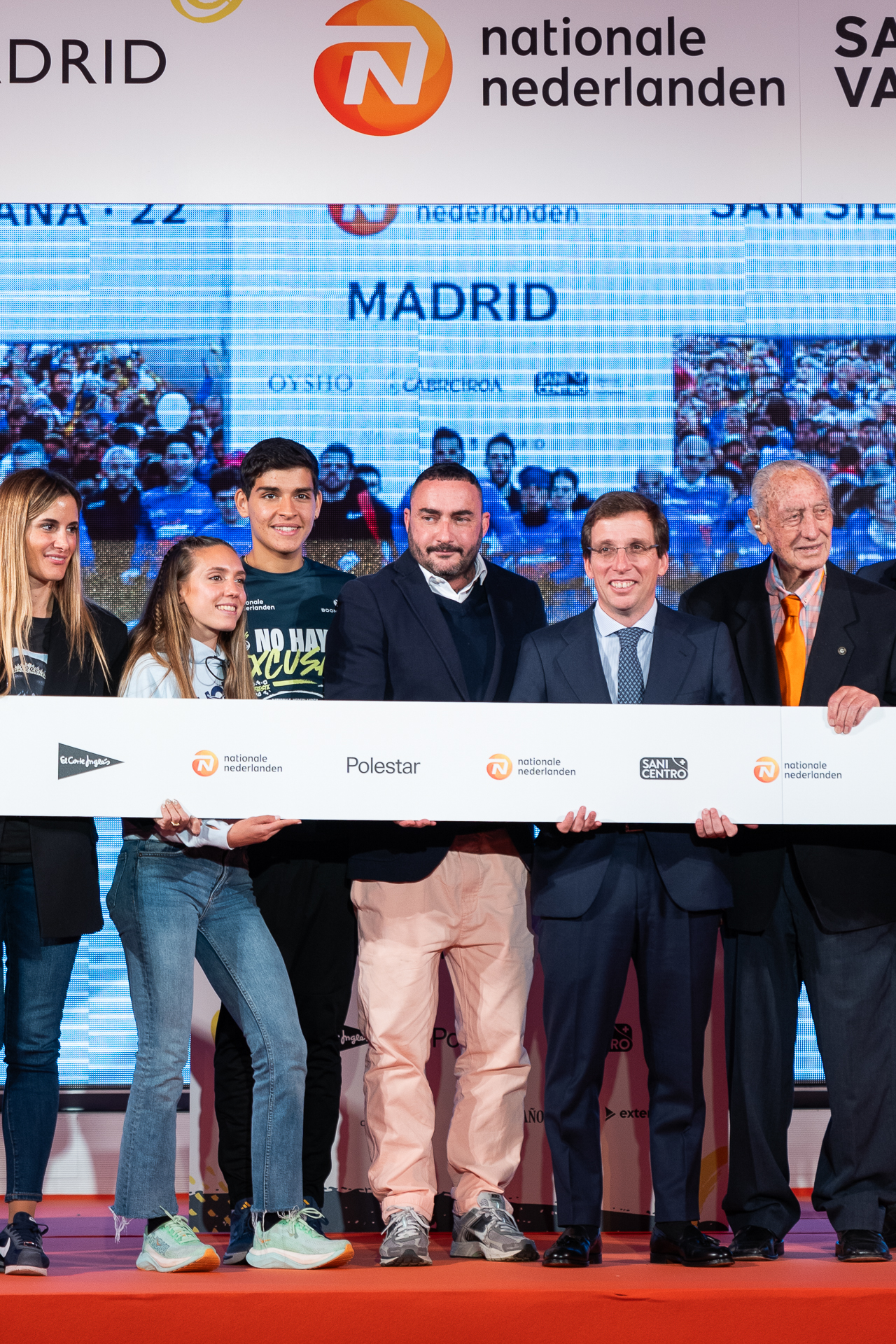 Reportaje fotográfico de la presentación oficial de la San Silvestre Vallecana en Madrid. Fotógrafo profesional en Madrid cubriendo el photocall y figuras relevantes para el patrocinador Nationale Nederlanden en un evento deportivo corporativo.