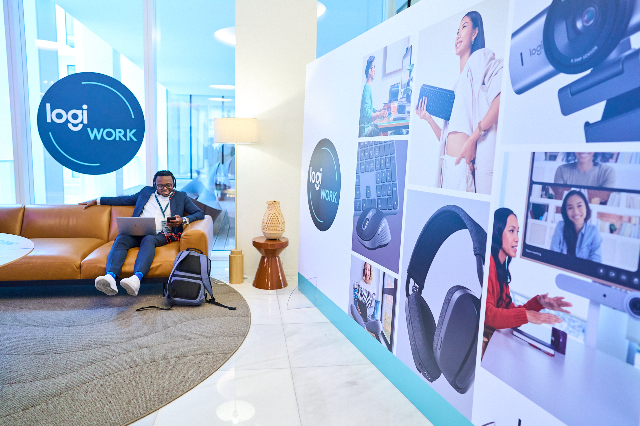 Fotógrafo corporativo en Madrid realizando reportaje de marca e instalaciones para Logi Work (Logitech). Muestra el diseño de la oficina y la identidad visual de la empresa, destacando un área de descanso.