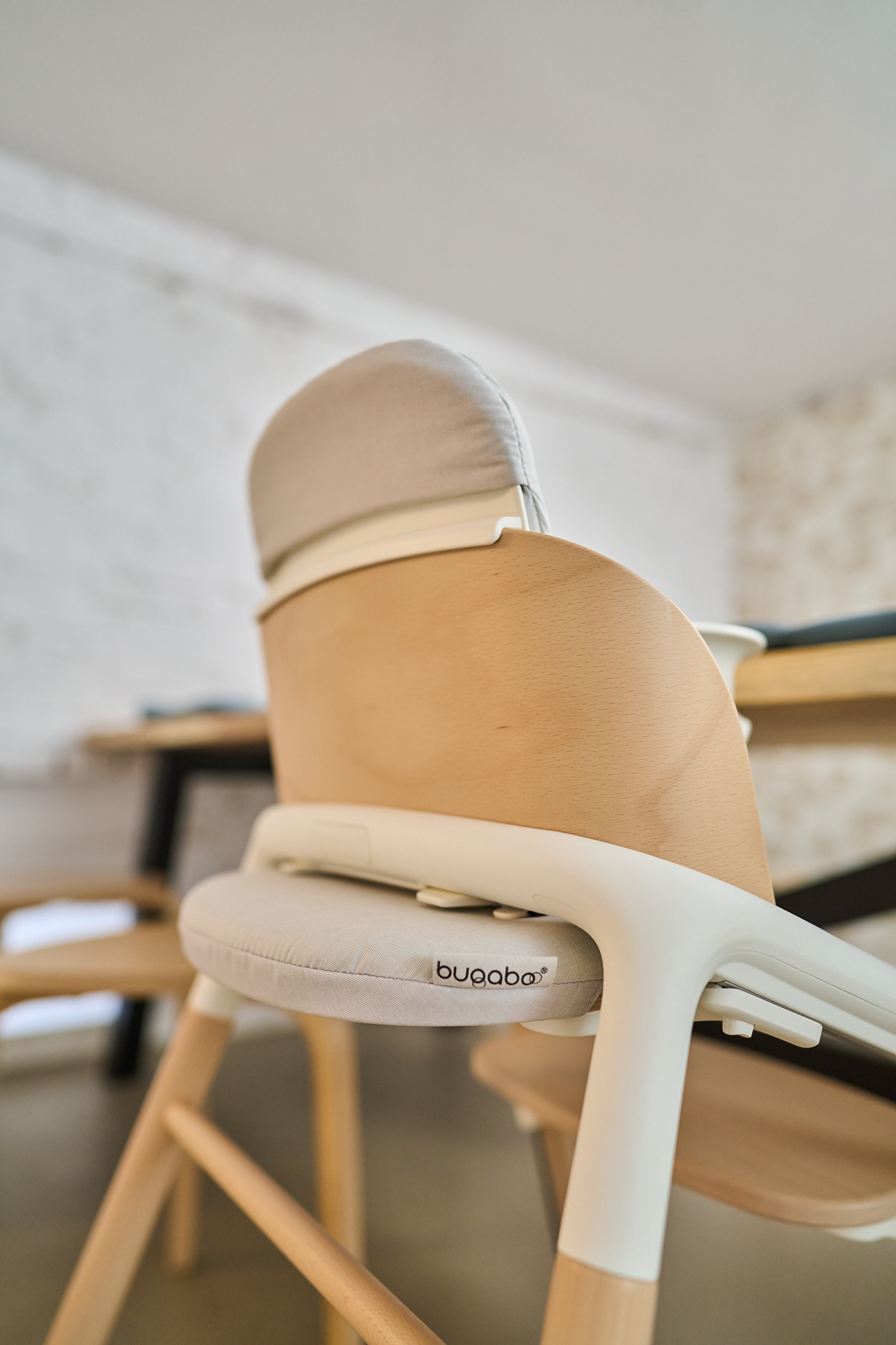 Fotografía corporativa de detalle de un producto Bugaboo (trona/silla) en Madrid. Reportaje de marca con enfoque en la calidad y diseño. Ideal para la agencia de fotografía para empresas en Madrid en presentaciones de producto.