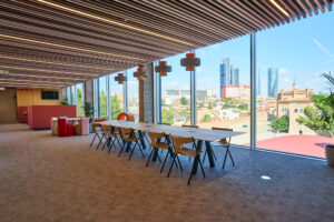 Fotografía corporativa en Madrid. Reportaje de instalaciones y facilities de las oficinas de Advantere, destacando una sala de reuniones con vistas al skyline de Madrid. Ideal para la imagen de marca de empresas.