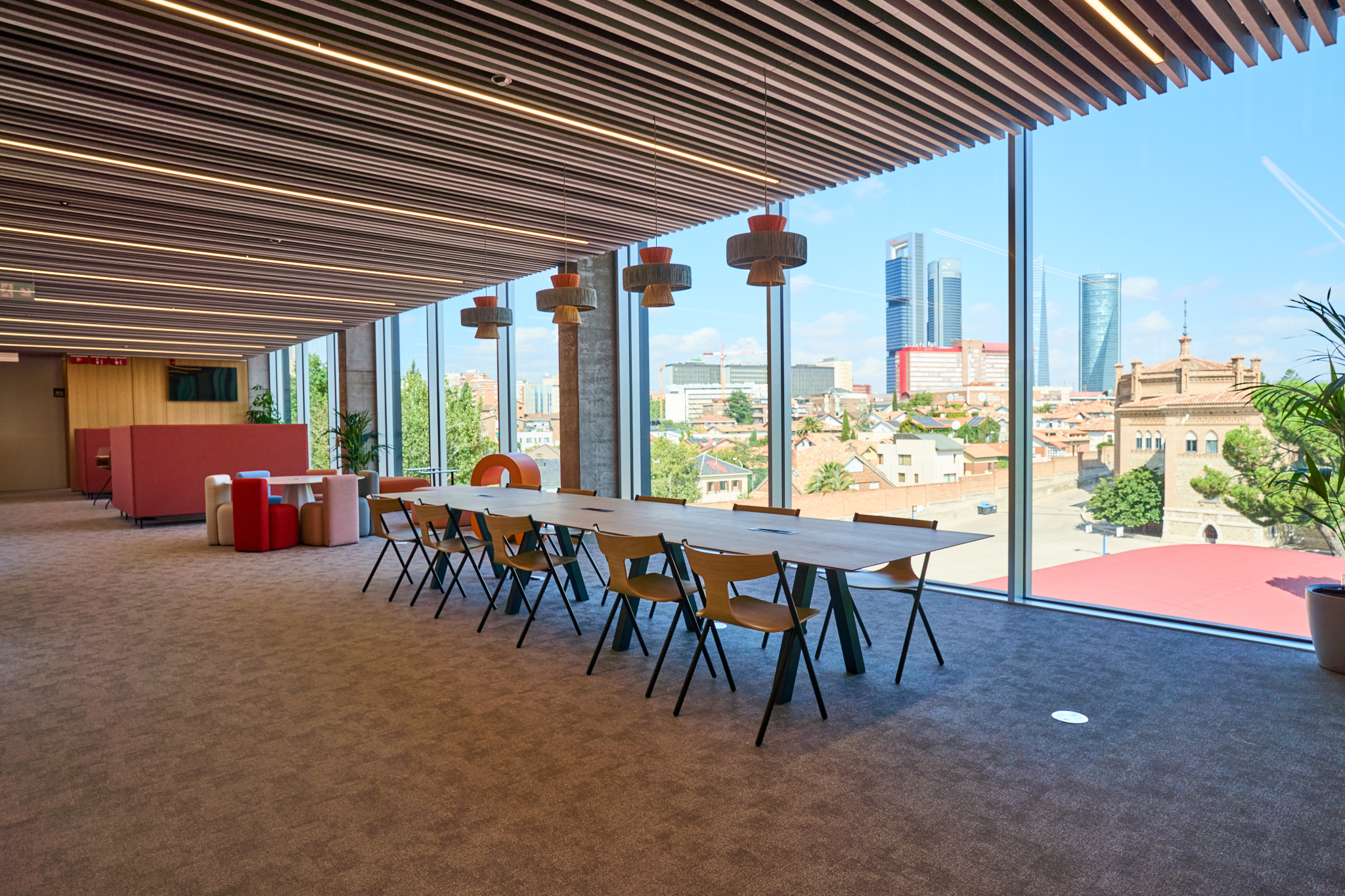 Fotografía corporativa en Madrid. Reportaje de instalaciones y facilities de las oficinas de Advantere, destacando una sala de reuniones con vistas al skyline de Madrid. Ideal para la imagen de marca de empresas.