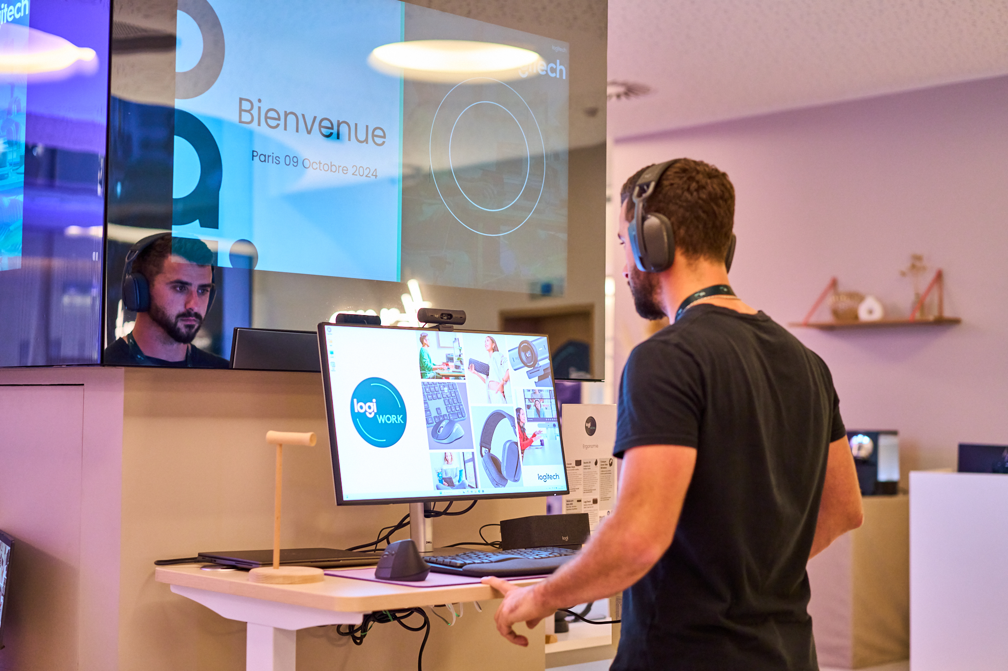 Fotografía de reportaje de marca y presentación de producto de Logi Work (Logitech). Muestra a un profesional interactuando con productos tecnológicos y pantallas de la marca, capturado por un fotógrafo profesional en Madrid.