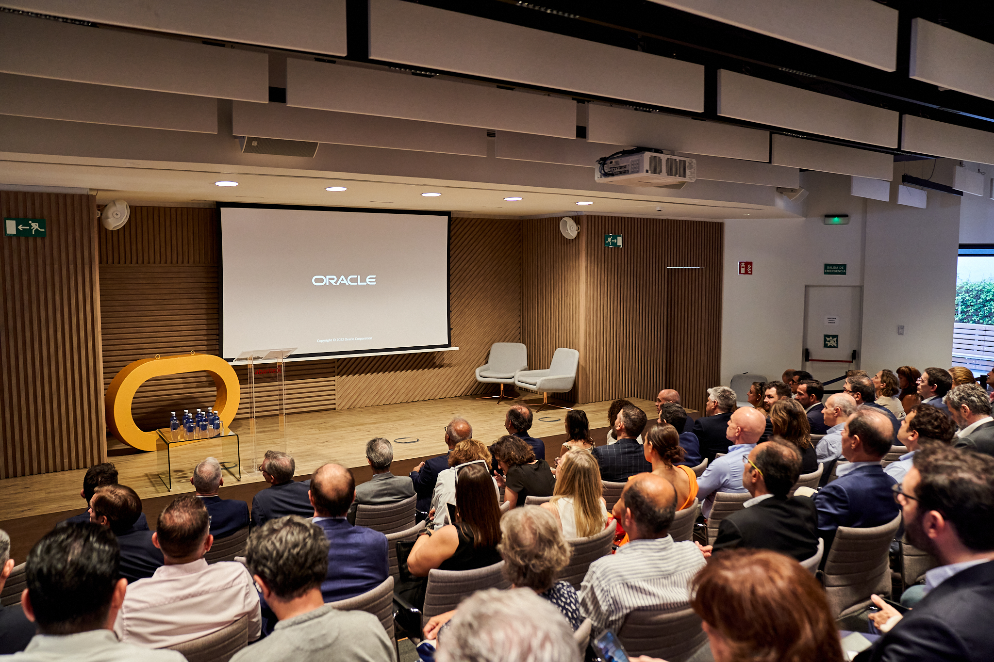 Fotografía de seminario y jornada de Oracle en un auditorio en Madrid. Fotógrafo profesional en Madrid realizando cobertura de la sala de conferencias completa durante una presentación de producto para fotografo para empresas.