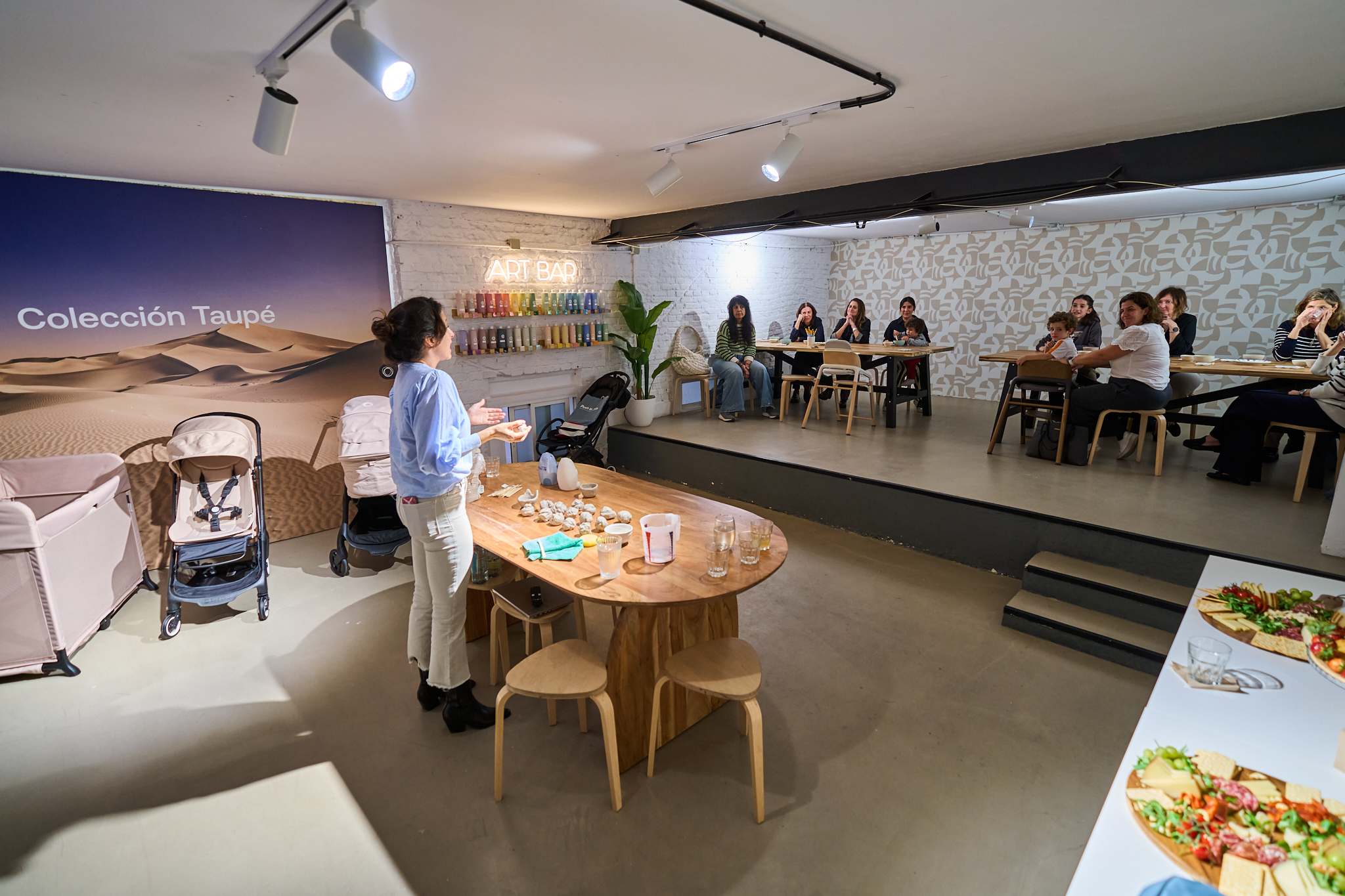 Reportaje de jornada y seminario de Bugaboo en Madrid. Fotógrafo corporativo documentando una sesión informativa con audiencia, destacando el catering y la identidad de marca. Servicio de fotógrafo para empresas en Madrid.