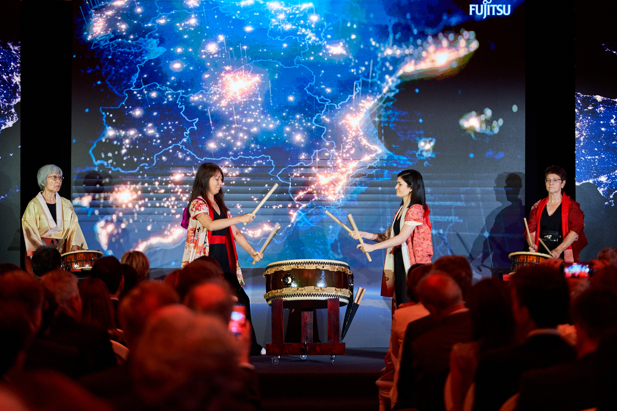 Cobertura fotográfica de gala y ceremonia de premios en Madrid para el 50 Aniversario de Fujitsu. Reportaje de actuación en vivo durante cena ejecutiva. Servicio profesional de agencia de fotografía para empresas en Madrid.