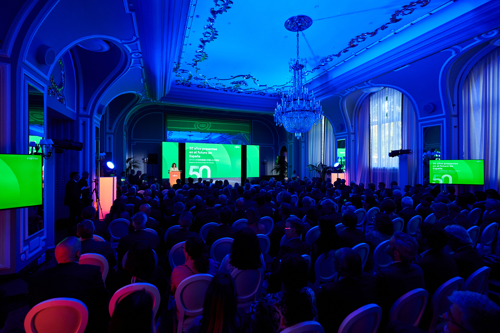 Fotografía de evento de gala para Fujitsu en un palacio de Madrid. Fotógrafo corporativo en Madrid capturando la audiencia y la iluminación ambiental del salón durante un seminario o jornada. Excelente para reportaje fotográfico de eventos corporativos.