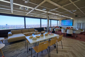 Fotografía de evento de empresa en Madrid, mostrando un coffee break y catering en una oficina moderna. Ideal para cubrir congresos, jornadas y reportajes de eventos corporativos de alto nivel.