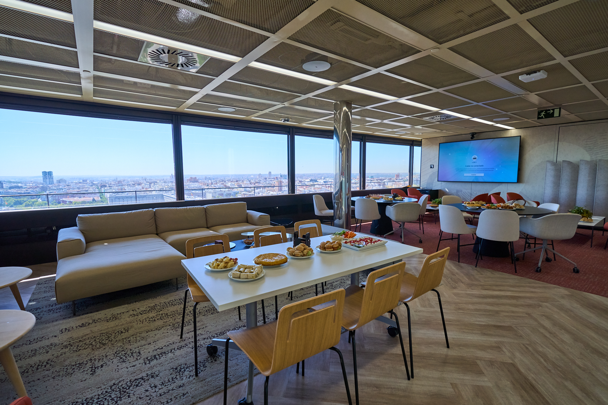 Fotografía de evento de empresa en Madrid, mostrando un coffee break y catering en una oficina moderna. Ideal para cubrir congresos, jornadas y reportajes de eventos corporativos de alto nivel.