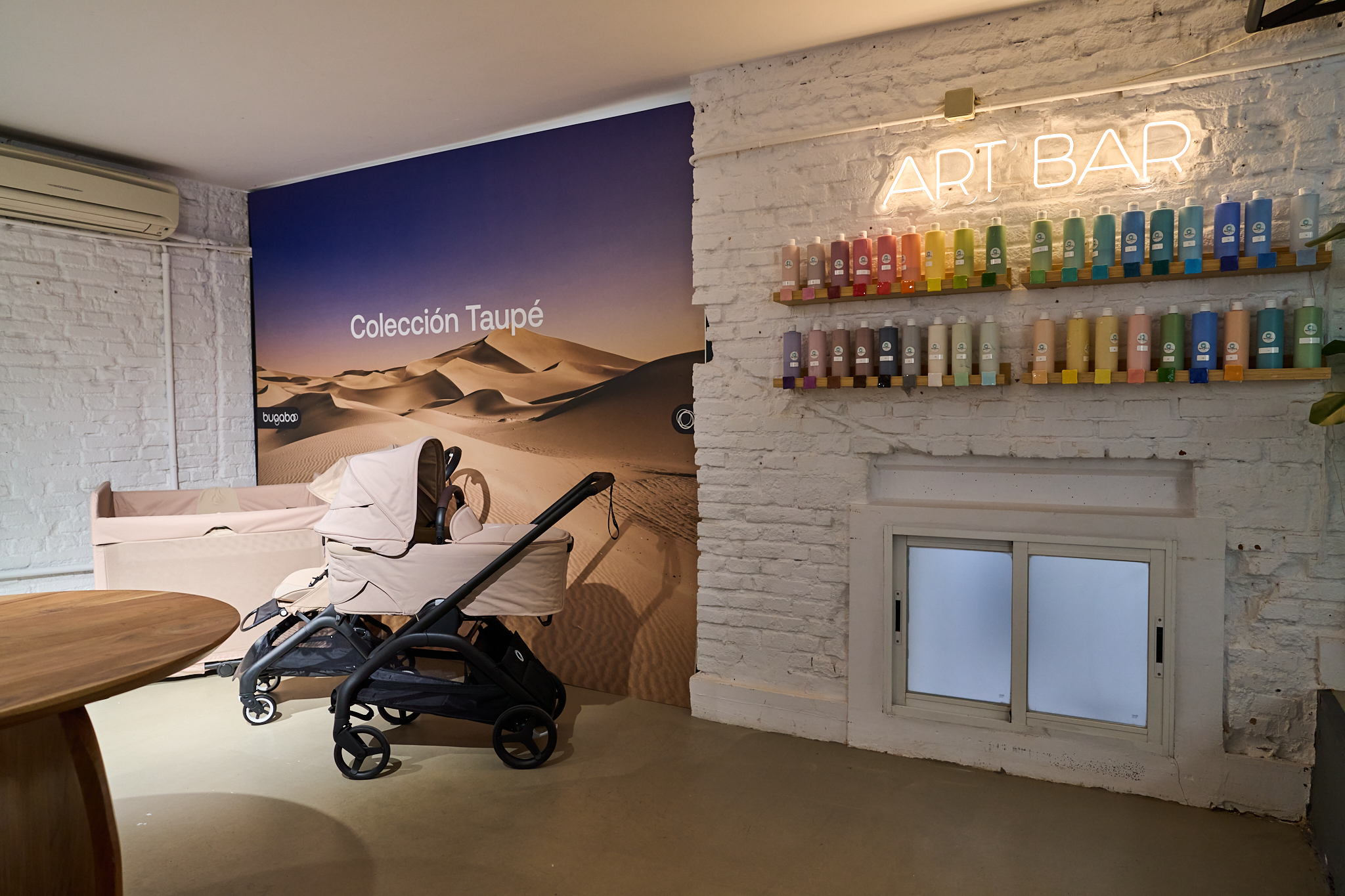 Fotografía de presentación de producto y showroom de la "Colección Taupé" de Bugaboo en Madrid. Reportaje de marca en evento promocional, ideal para fotógrafo corporativo en Madrid que cubre ferias y lanzamientos.
