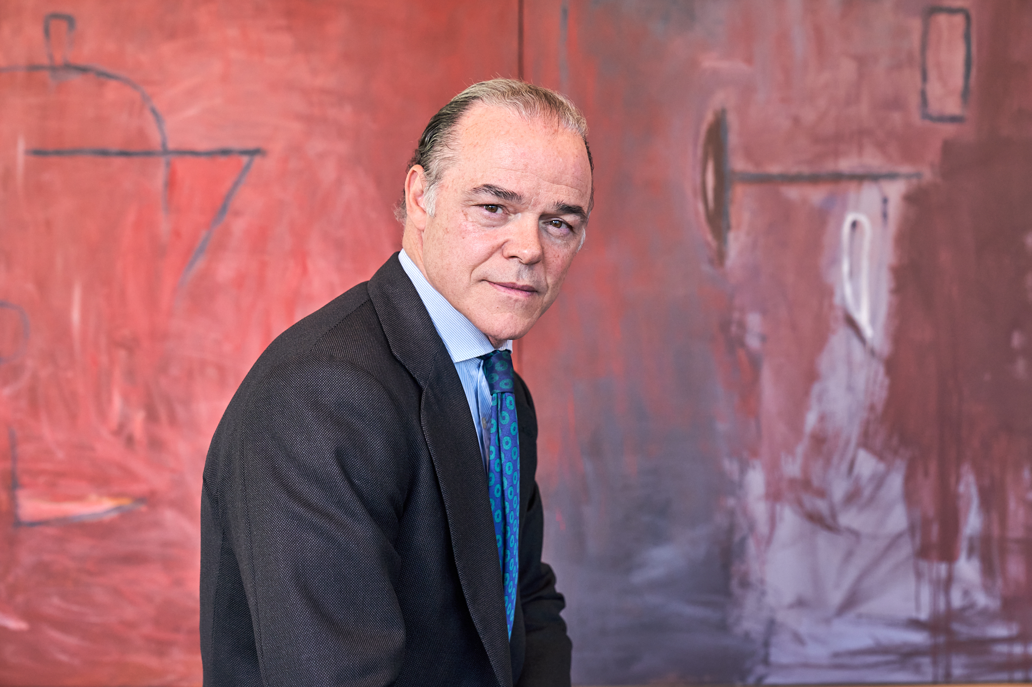 Fotografía de retrato ejecutivo para perfil de LinkedIn. Sesión profesional realizada por fotógrafo corporativo en Madrid, con fondo moderno. Ideal para la imagen personal y de marca de altos directivos y fotografo para empresas