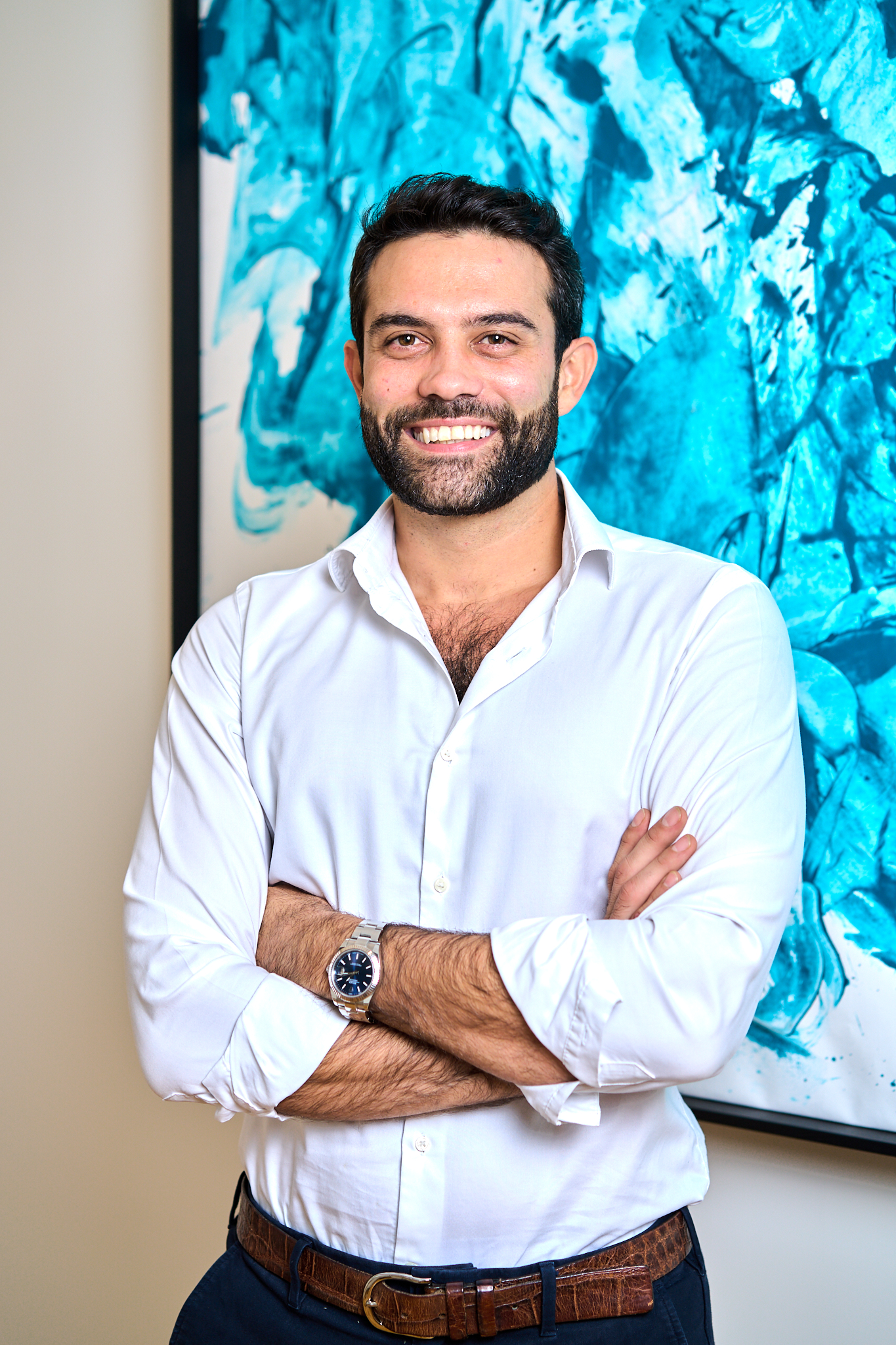 Fotografía de retrato ejecutivo profesional con un fondo artístico azul. Sesión de Headshot en Madrid para perfiles de LinkedIn y uso corporativo. Ideal para servicios de fotografo para empresas en Madrid.